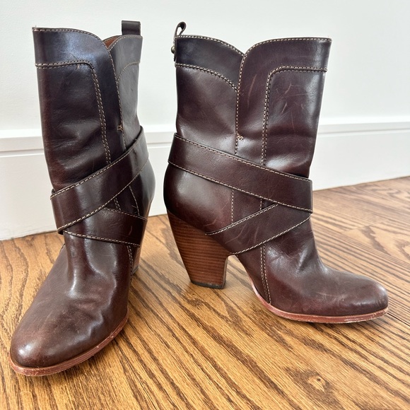 Frye buckle dark brown booties size 7.5. Slight snag in the seam. - Picture 5 of 15